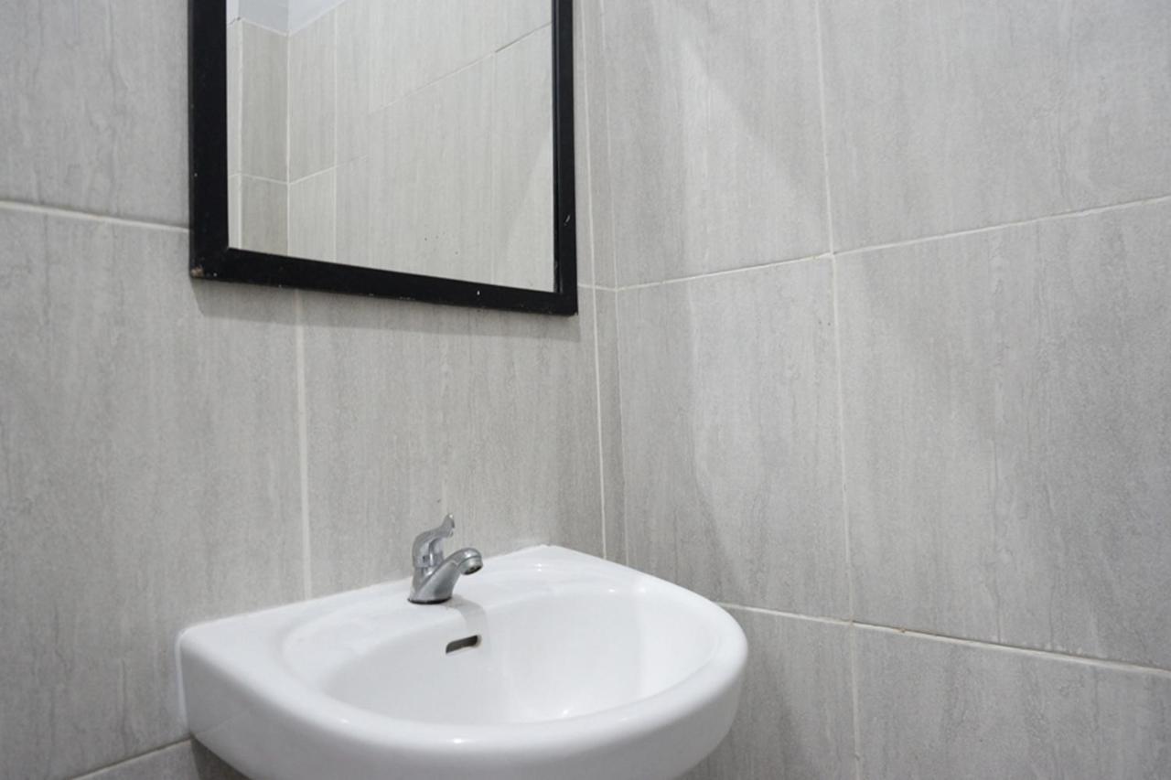 Reddoorz Near Jalan Adi Sucipto Solo Hotel Ngoại thất bức ảnh