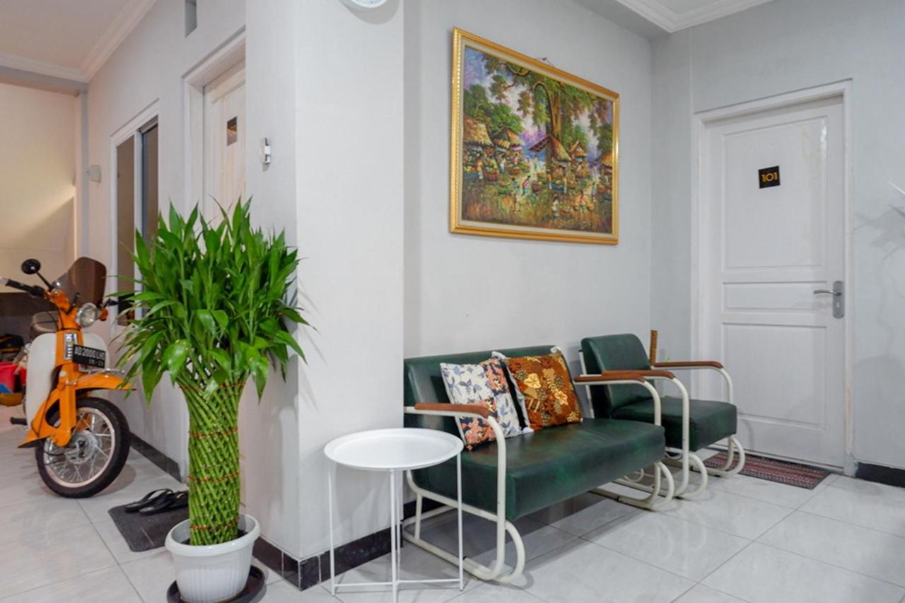 Reddoorz Near Jalan Adi Sucipto Solo Hotel Ngoại thất bức ảnh