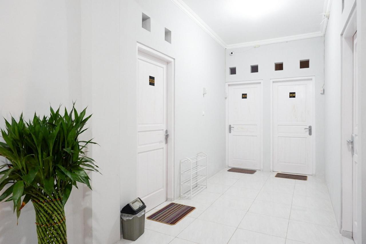 Reddoorz Near Jalan Adi Sucipto Solo Hotel Ngoại thất bức ảnh