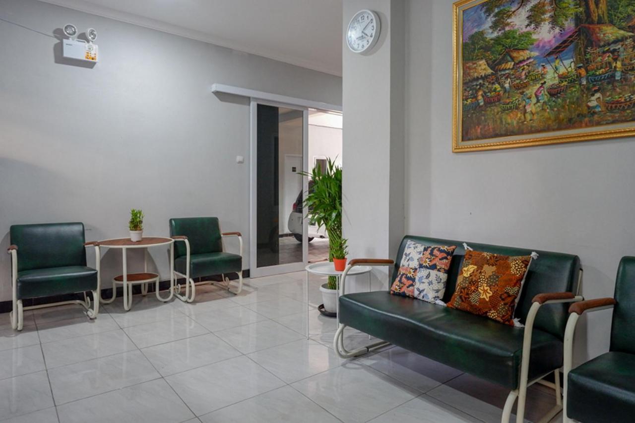 Reddoorz Near Jalan Adi Sucipto Solo Hotel Ngoại thất bức ảnh